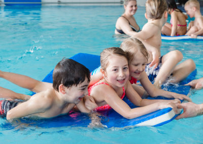 Spielerisch lernen die Kinder bei der WasserKiSS das Schwimmen.