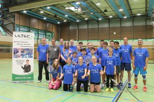 Gruppenbild der Badmintonabteilung mit den Sponsoren (Stefan Sauer von der Liltec GmbH und Oliver Maier von "Form & Garten Fleckenstein GmbH").