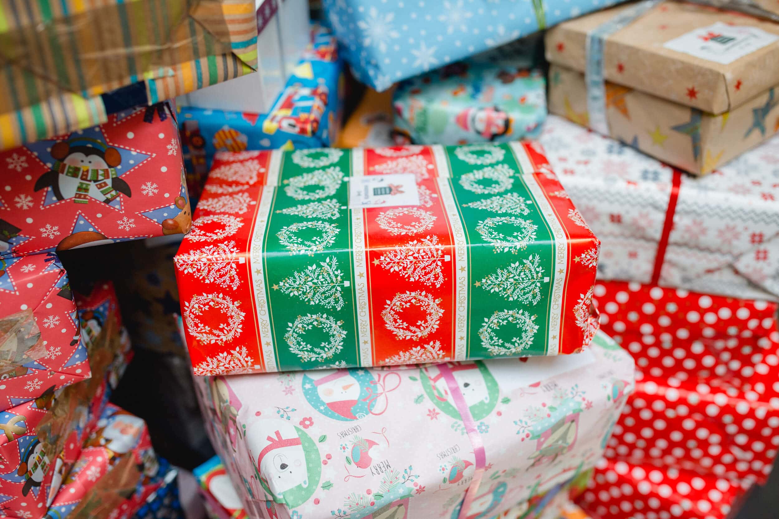 Kinder helfen Kindern – Weihnachtspäckchenkonvoi