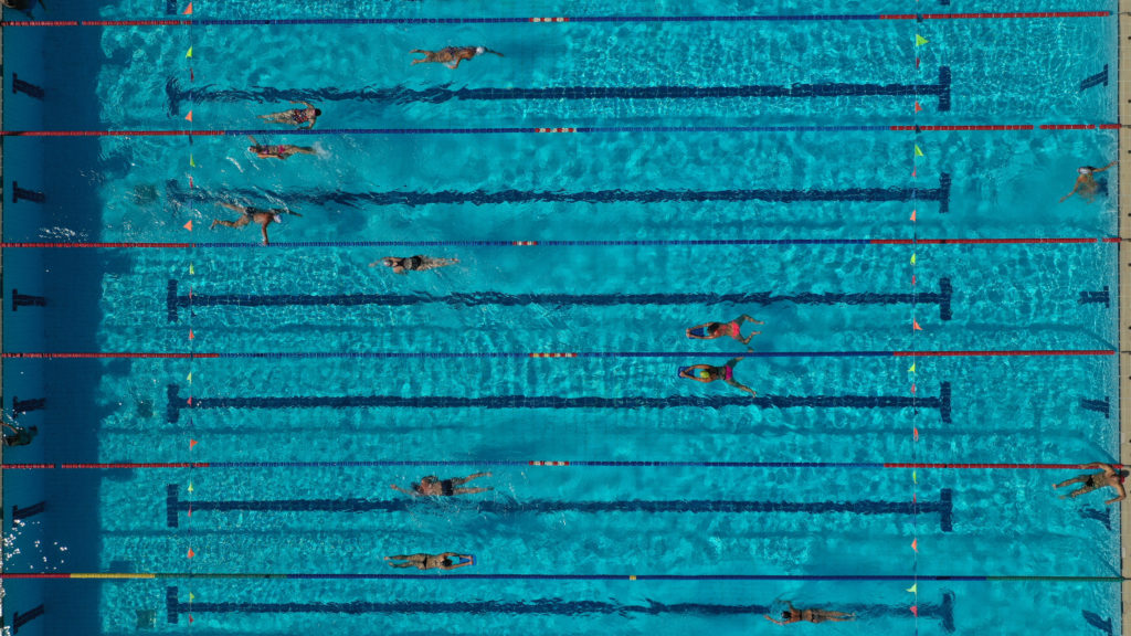 Badetasche packen und ab ins Schwimmbad (Bild: adobe.stock.com/ aerial-drone ).