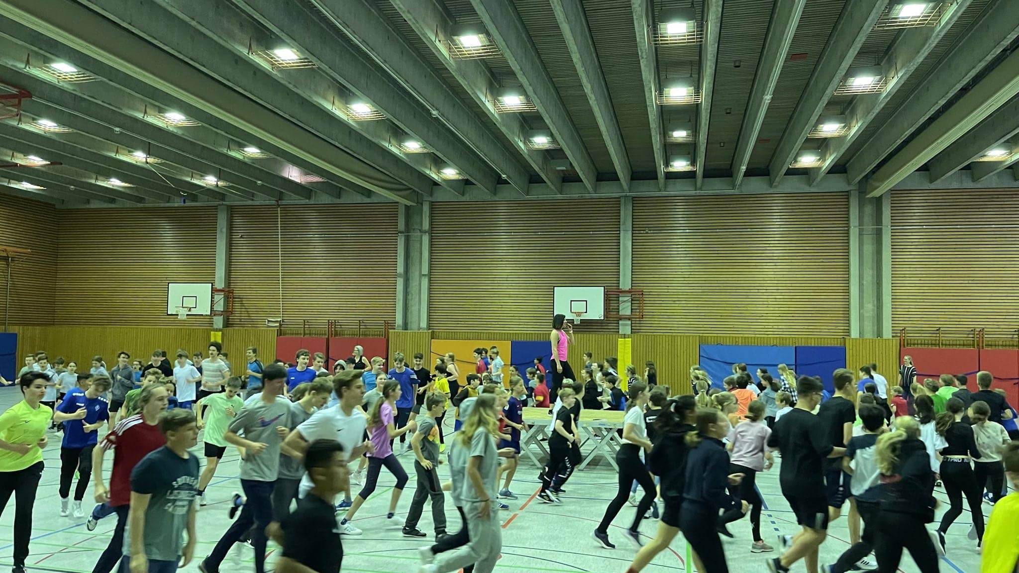 Das TSG-Fitnessteam leitete die sportliche Eröffnung der Blocktage am Bergstraßen-Gymnasium.