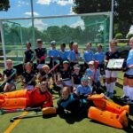 Großer Sportsgeist: Die Mädchen der TSG 78 Heidelberg (in Hellblau) haben für das Team aus Weinheim (in Dunkelblau) 266 Euro Spenden gesammelt. (Foto: Hockey Weinheim)