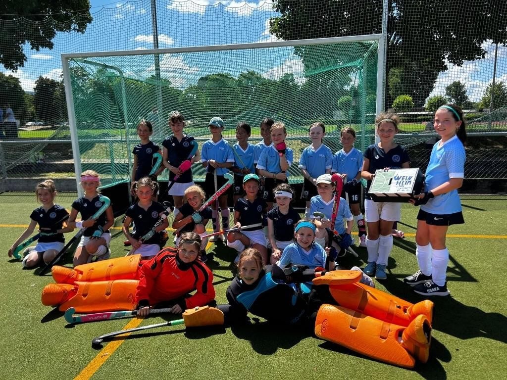 Großer Sportsgeist: Die Mädchen der TSG 78 Heidelberg (in Hellblau) haben für das Team aus Weinheim (in Dunkelblau) 266 Euro Spenden gesammelt. (Foto: Hockey Weinheim)