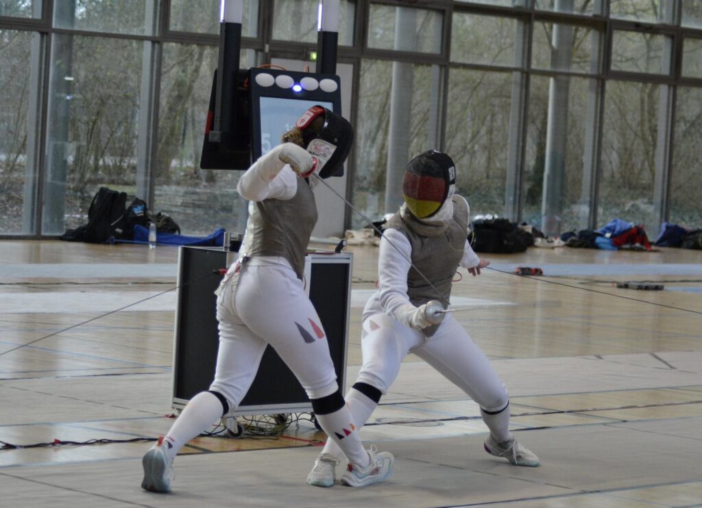 Celia Hohenadel im finalen Gefecht mit Anna Baars (von rechts) bei den Deutschen Hochschulmeisterschaften in Heidelberg (Foto: Lisa Huberich).