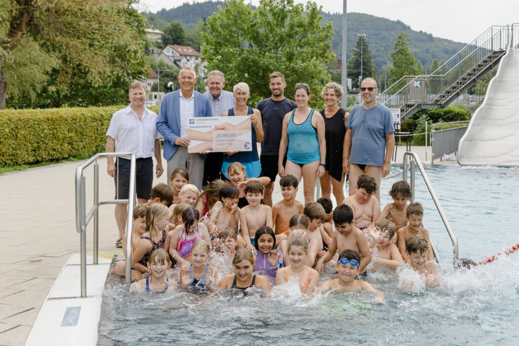 400 Kinder nehmen an „Nessie-Schulschwimmwochen“ teil; Volksbank Kurpfalz Stiftung spendet 25.000 Euro.